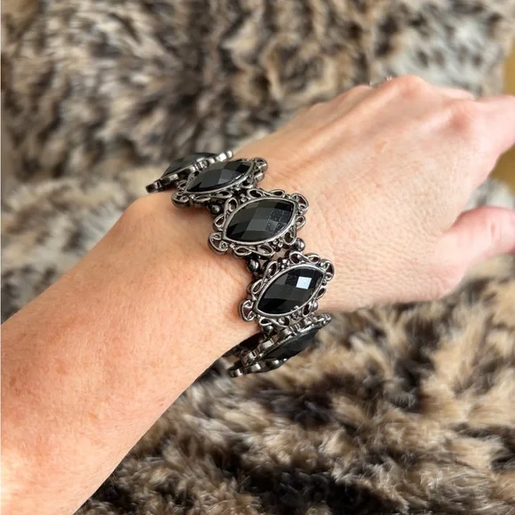 Elegant Black Bracelet - Picture 1 of 3